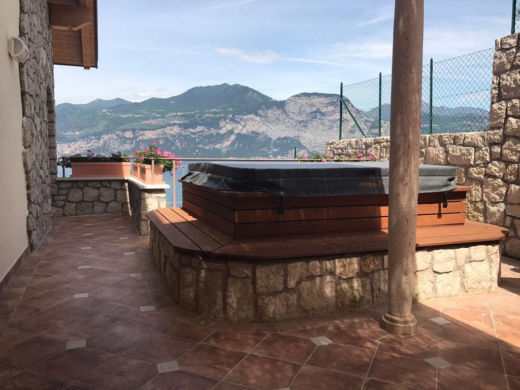Bmp Apartment Deluxe 1 Jacuzzi Riscaldata Privata Vista Lago Di Garda Brenzone sul Garda Exterior foto
